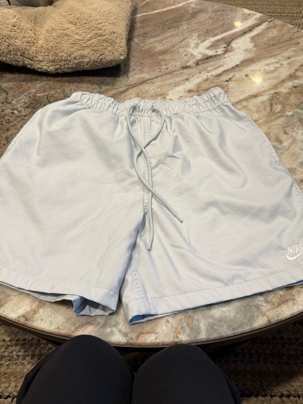 Nike Club Men’s Woven Flow Shorts – Small – Pure Platinum